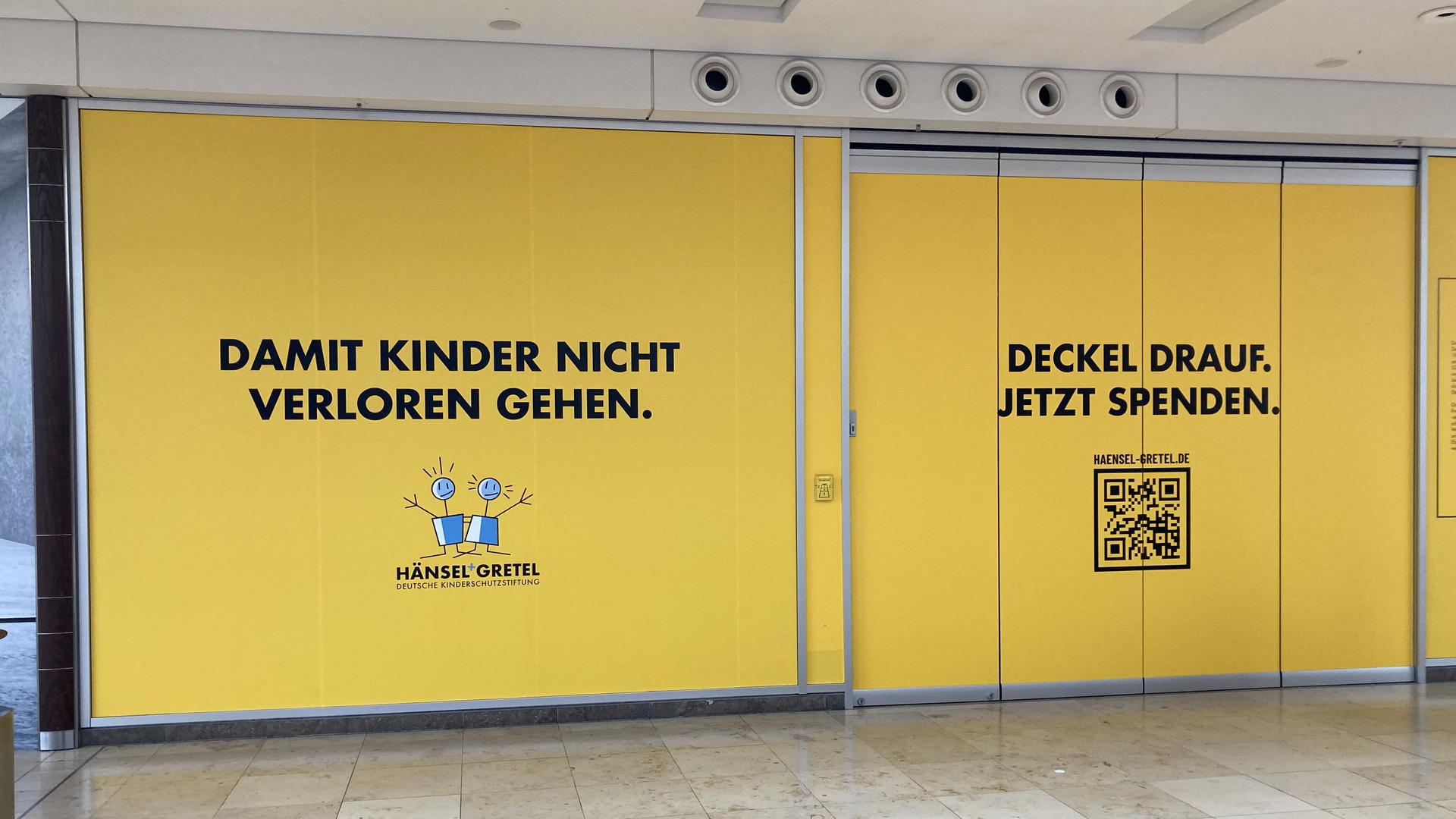 Das Ettlinger Tor Center in Karlsruhe räumt dem Spendenaufruf für den Kinderschutz auf der Schaufensterfläche eines aktuell leeren Ladens viel Platz ein.