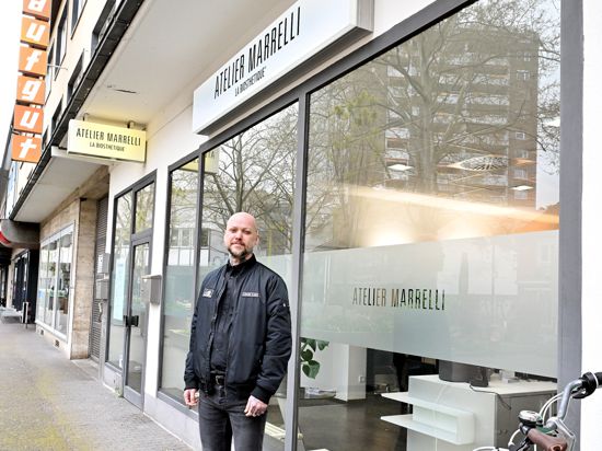 Fabio Marrelli steht vor seinem Friseurgeschäft im Karlsruher Passagehof.