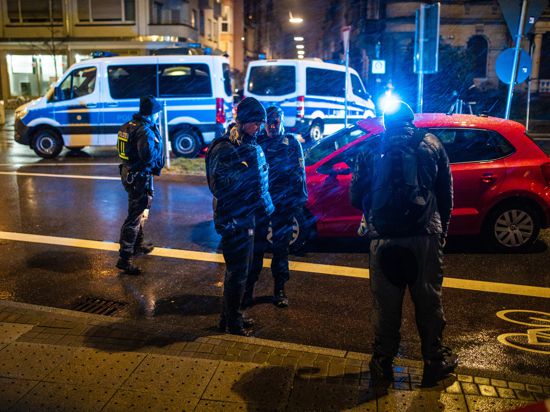 Polizisten bei Dunkelheit und Regen auf der Ettlinger Straße in Karlsruhe