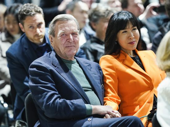 Der ehemalige Bundeskanzler Gerhard Schröder und seine Frau So-yeon Schröder-Kim sitzen vor der Enthüllung der Lüpertz-Kunstwerke zum Thema „Genesis“ im Publikum in Karlsruhe.
