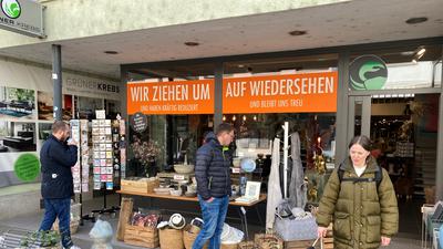 Blick auf die Filiale des Grünen Krebs in der Karlsruher Erbprinzenstraße mit dem Hinweis auf die Schließung