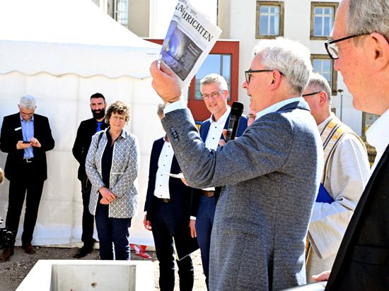 Landrat Christoph Schnaudigel zeigt eine aktuelle Ausgabe der BNN in der Hand.
