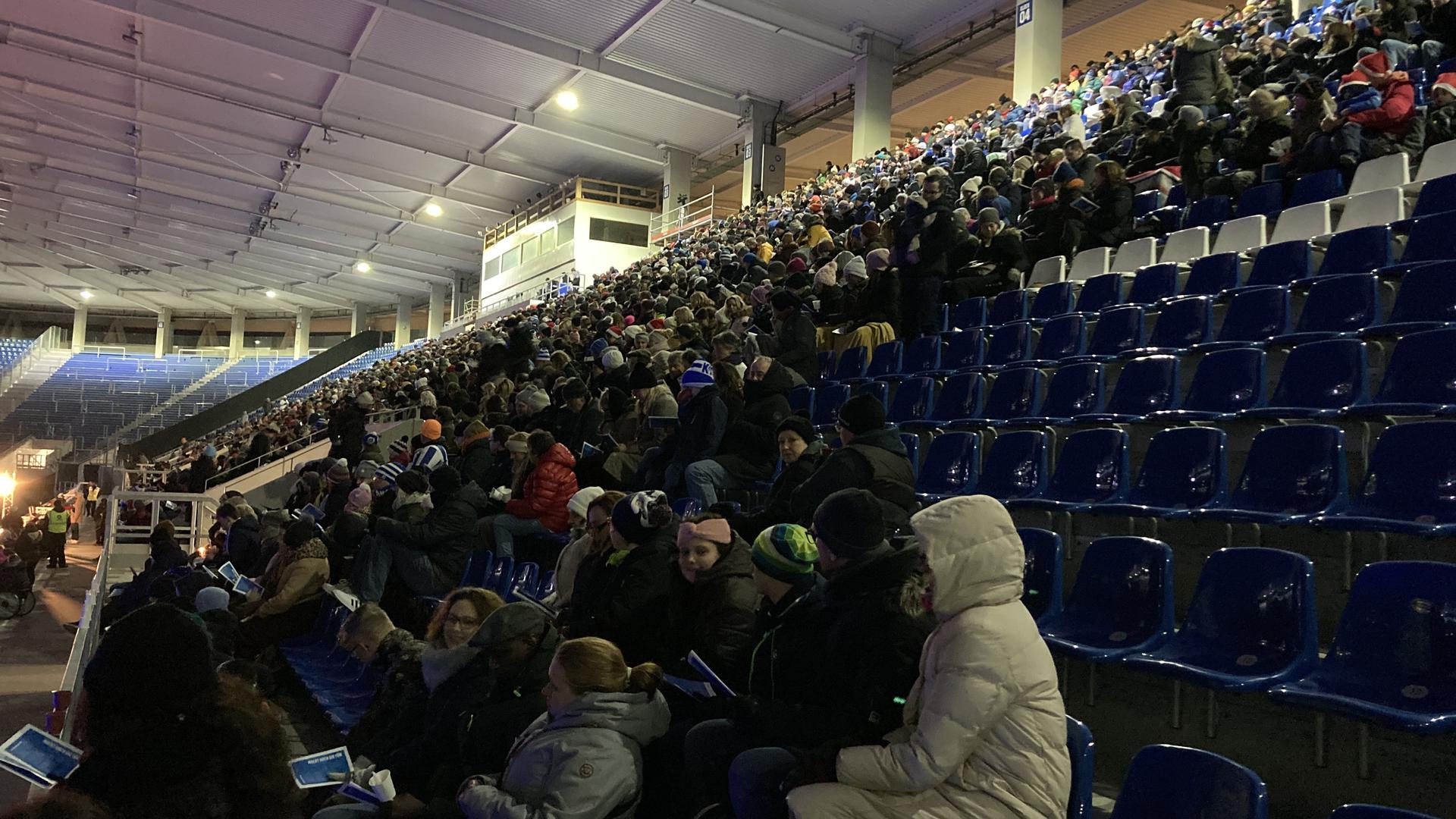 Hunderte Besucher sitzen beim KSC-Stadionsingen 2022 im Wildparkstadion auf den Rängen.