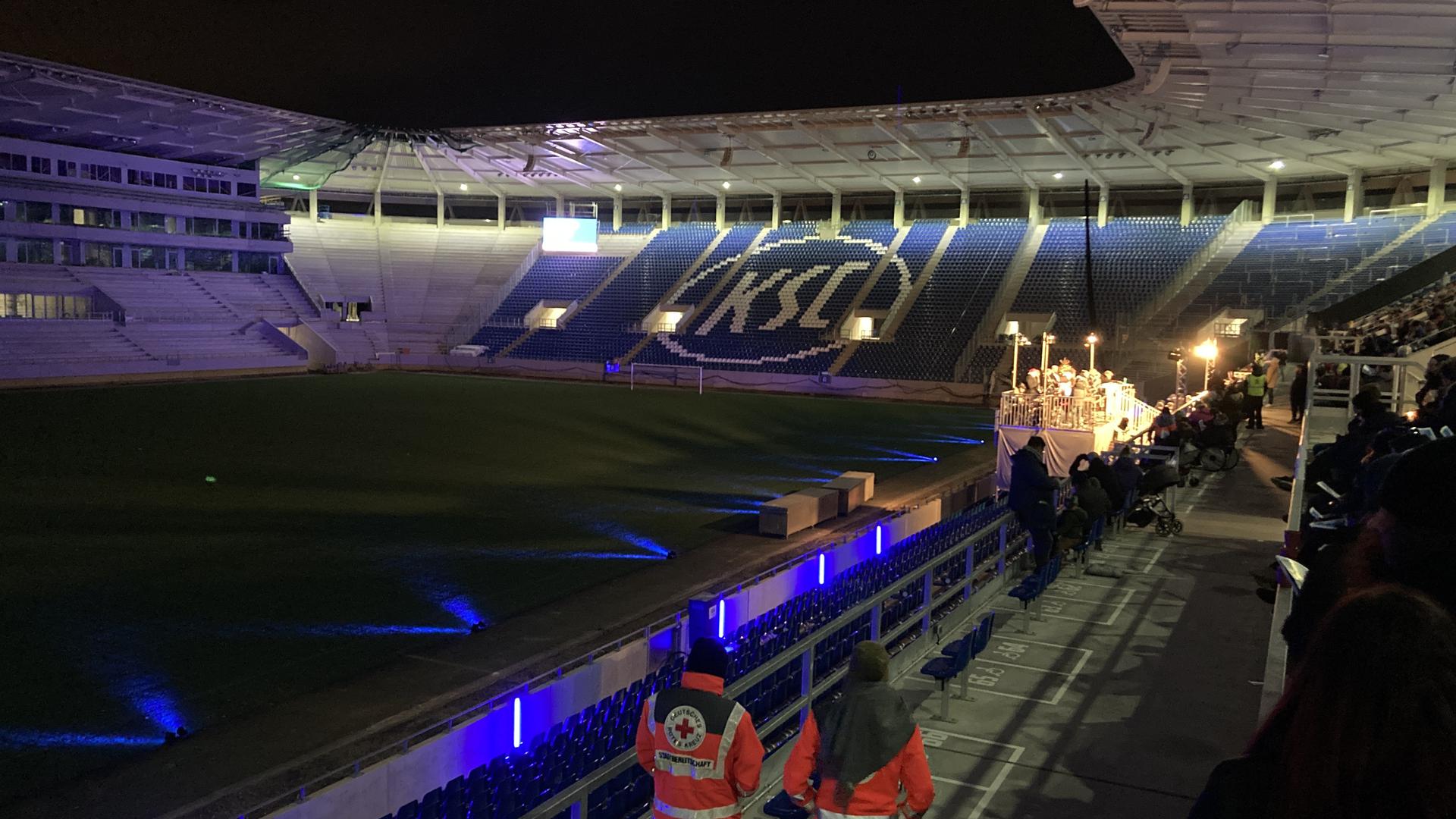 Hunderte Besucher sitzen beim KSC-Stadionsingen 2022 im Wildparkstadion auf den Rängen.