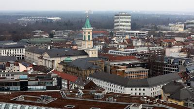 Die Karlsruher Innenstadt rund um den Marktplatz aus der Luft.