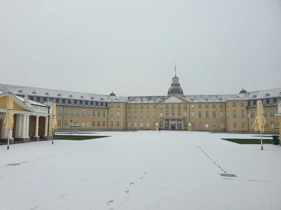 Auch am Karlsruher Schloss hat es am Mittwoch angefangen zu schneien.