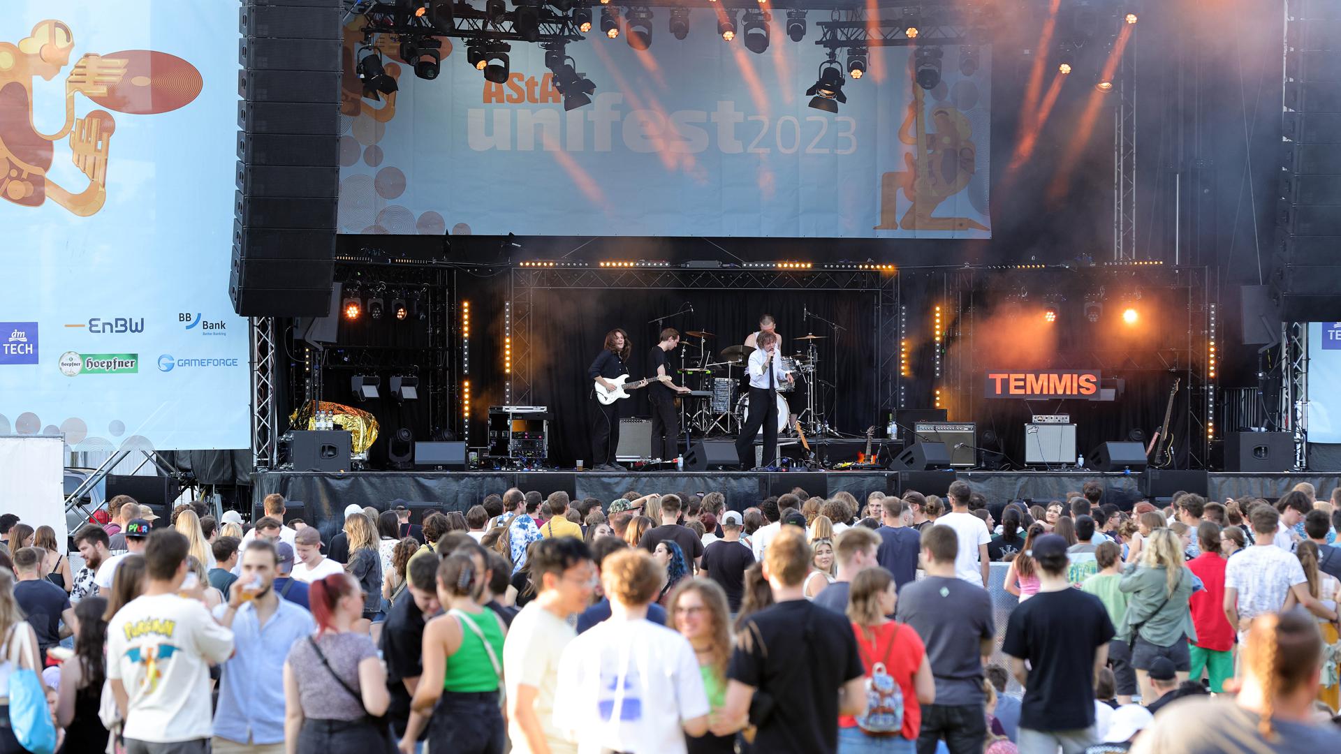 Beim Karlsruher Unifest treten lokale Bands auf, aber auch überregionale Musikerinnen und Musiker, wie etwa „Deine Cousine“ oder Paul Gelinger. 