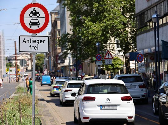 Ein Schild weist auf das Durchfahrtsverbot hin, dahinter die Karlstraße mit mehreren fahrenden Autos