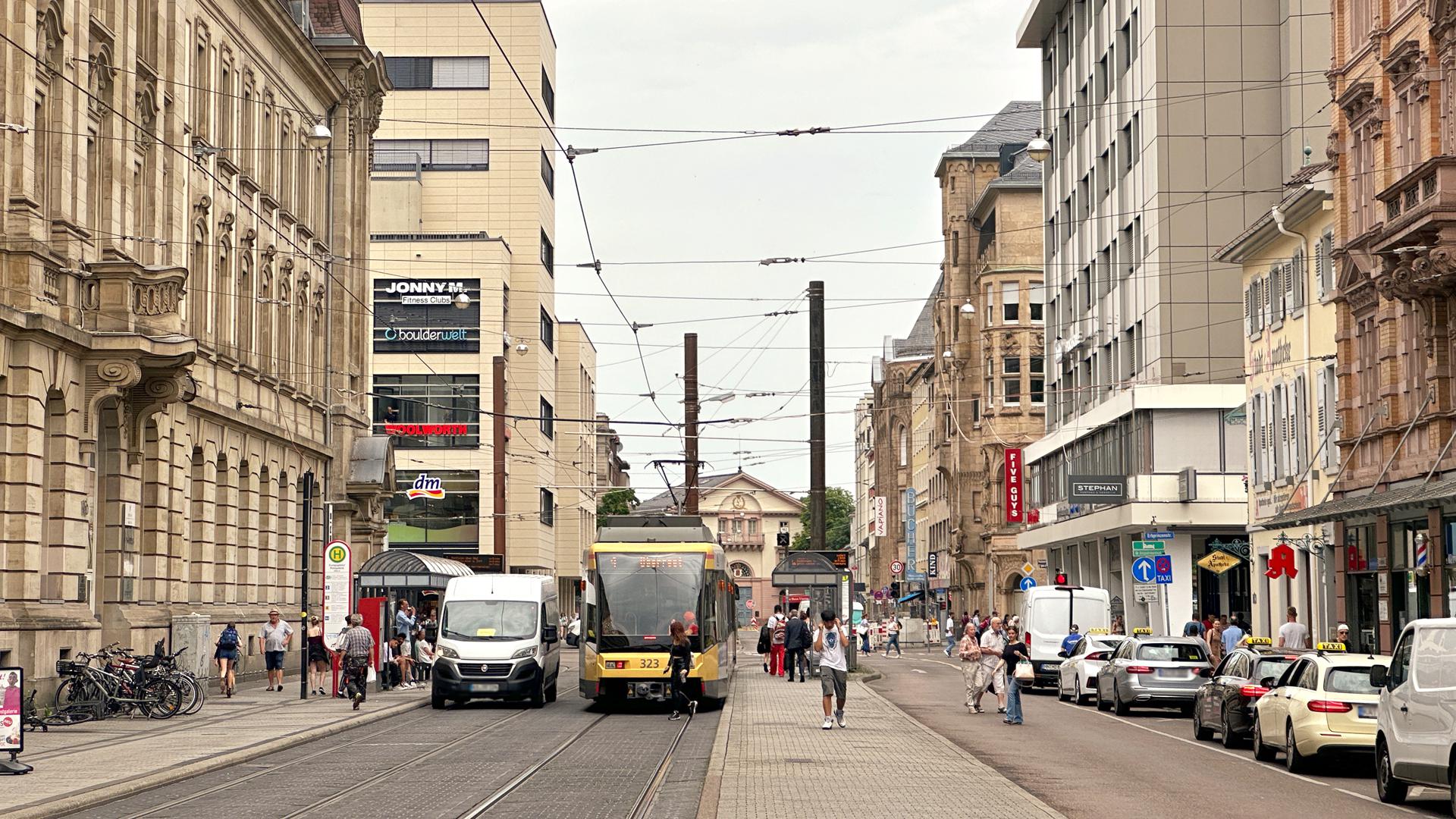 Blick auf die Haltestelle in der nördlichen Karlstraße