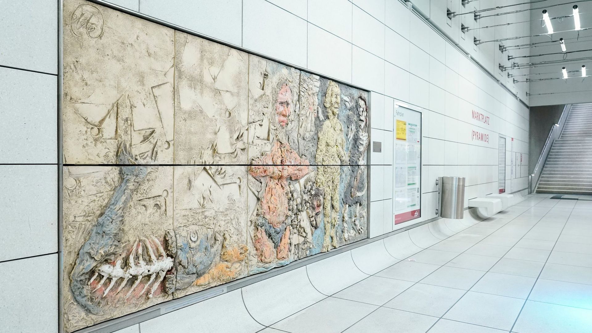 Das Kunstwerk mit dem Titel „Die Locken einer Frau“ des Künstler Markus Lüpertz ist bei der Enthüllung der Lüpertz-Kunstwerke zum Thema „Genesis“ an der U-Bahn-Haltestelle zu sehen.