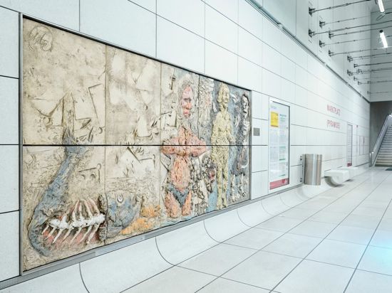 Das Kunstwerk mit dem Titel „Die Locken einer Frau“ des Künstler Markus Lüpertz ist bei der Enthüllung der Lüpertz-Kunstwerke zum Thema „Genesis“ an der U-Bahn-Haltestelle zu sehen.
