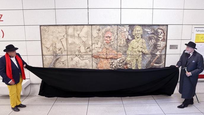Enthüllt: Künstler Markus Lüpertz (rechts) und Initiator Anton Goll (Verein Karlsruhe Kunst erfahren) entfernen das Stofftuch vom Werk „Die Locken einer Frau“ an der U-Haltestelle Marktplatz.