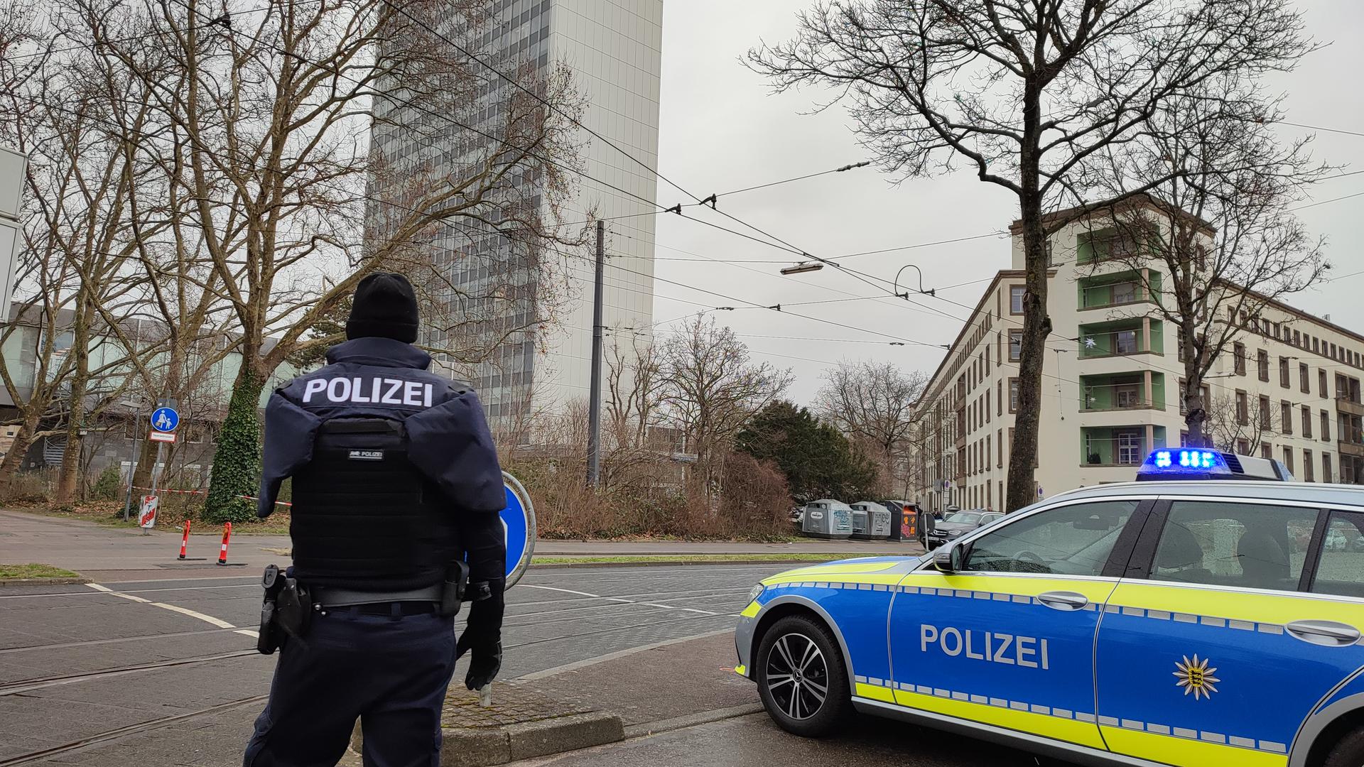 Die Polizei hat das Landratsamt in Karlsruhe nach einer telefonischen Drohung geräumt.