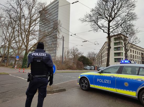Die Polizei hat das Landratsamt in Karlsruhe nach einer telefonischen Drohung geräumt.