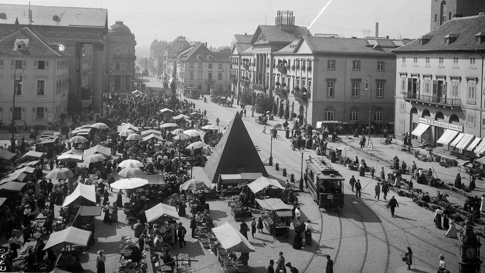 Marktplatz Karlsruhe mit Marktständen um 1900