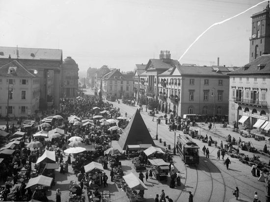 Marktplatz Karlsruhe mit Marktständen um 1900
