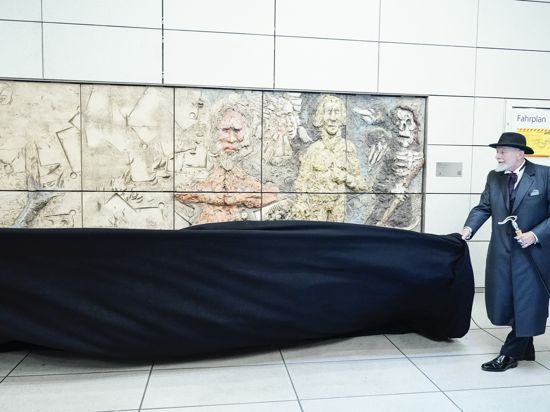 Der Künstler Markus Lüpertz enthüllt eines seiner Kunstwerk mit dem Titel „Die Locken einer Frau“. Der Zyklus „Genesis“ besteht aus 14 monumentalen Keramik-Reliefs von jeweils vier mal zwei Metern. Nach deren Enthüllung sollen alle Werke direkt an den Bahnsteigen zu sehen sein.