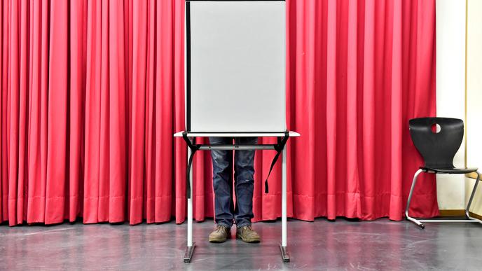 Ein Mann gibt im Wahllokal Goethe-Gymnasium in Karlsruhe bei der OB-Wahl seine Stimme ab.