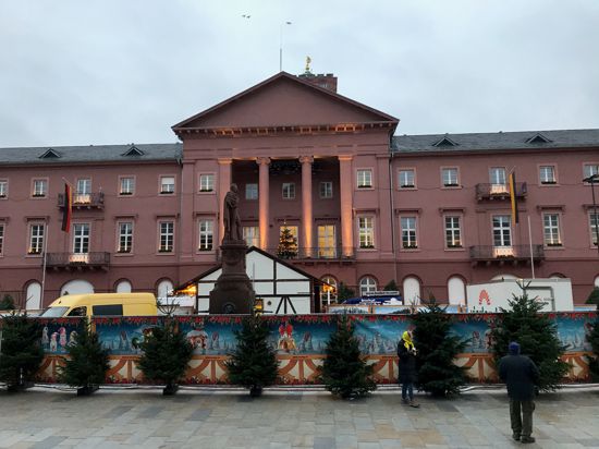 Die Fassade des Rathauses in Karlsruhe, davor Weihnachtsmarkt-Buden, in der Corona-Zeit.