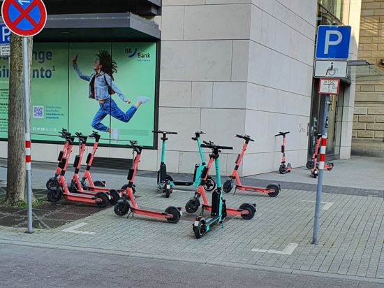Mehrere E-Scooter stehen an der Ecke Zirkel/Herrenstraße auf einem Behindertenparkplatz.