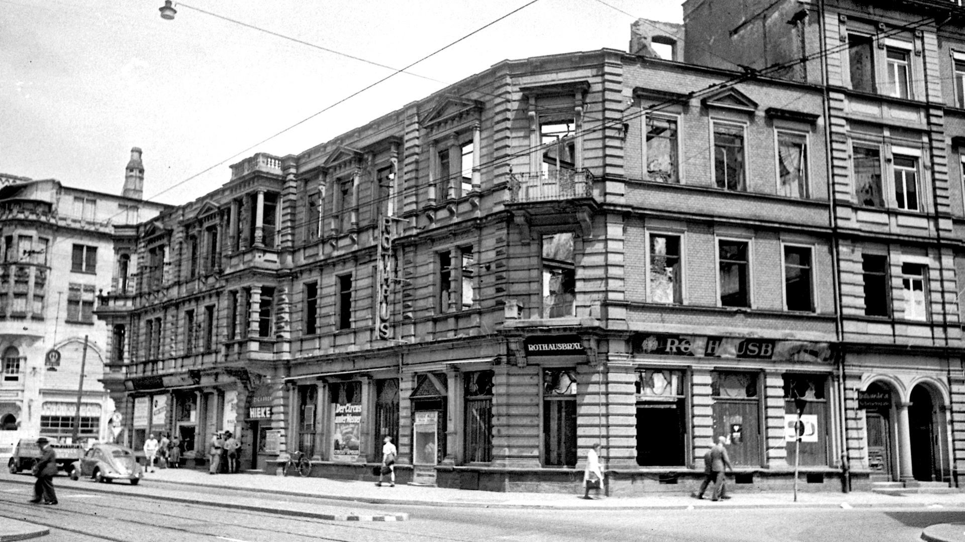 Blick auf das zerstörte Eckgebäude des Gasthauses „Rothausbräu“ in der Erbprinzenstraße. 