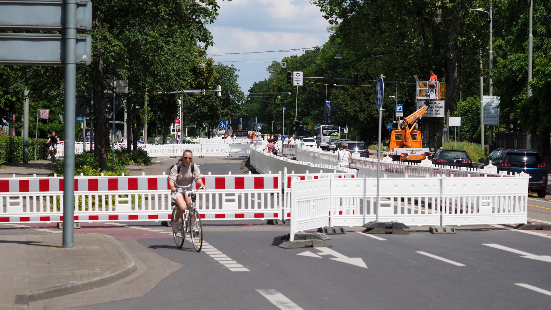 Die Fahrradverbindung vom Norden her über Willy-Brandt-Allee und Hans-Thoma-Straße in die City wird fit gemacht für die Zukunft. Es kommt zu Sperrungen und Behinderungen.