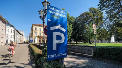 Wird die Tiefgarage unter dem Friedrichsplatz in Karlsruhe, hier Anfang September 2022, künftig auch ein sicherer Abstellplatz für Fahrräder?