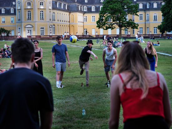 Eine Gruppe junger Menschen spielt Flunkyball im Karlsruher Schlossgarten