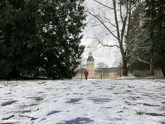 Der blaue Strahl im Schlossgarten ist von Schnee bedeckt.