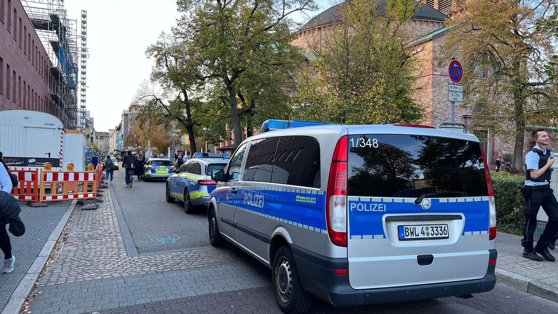 Die Jugendlichen haben durch das unbedachten Hantieren mit einer Spielzeugwaffe einen größeren Polizeieinsatz in Karlsruhe ausgelöst.