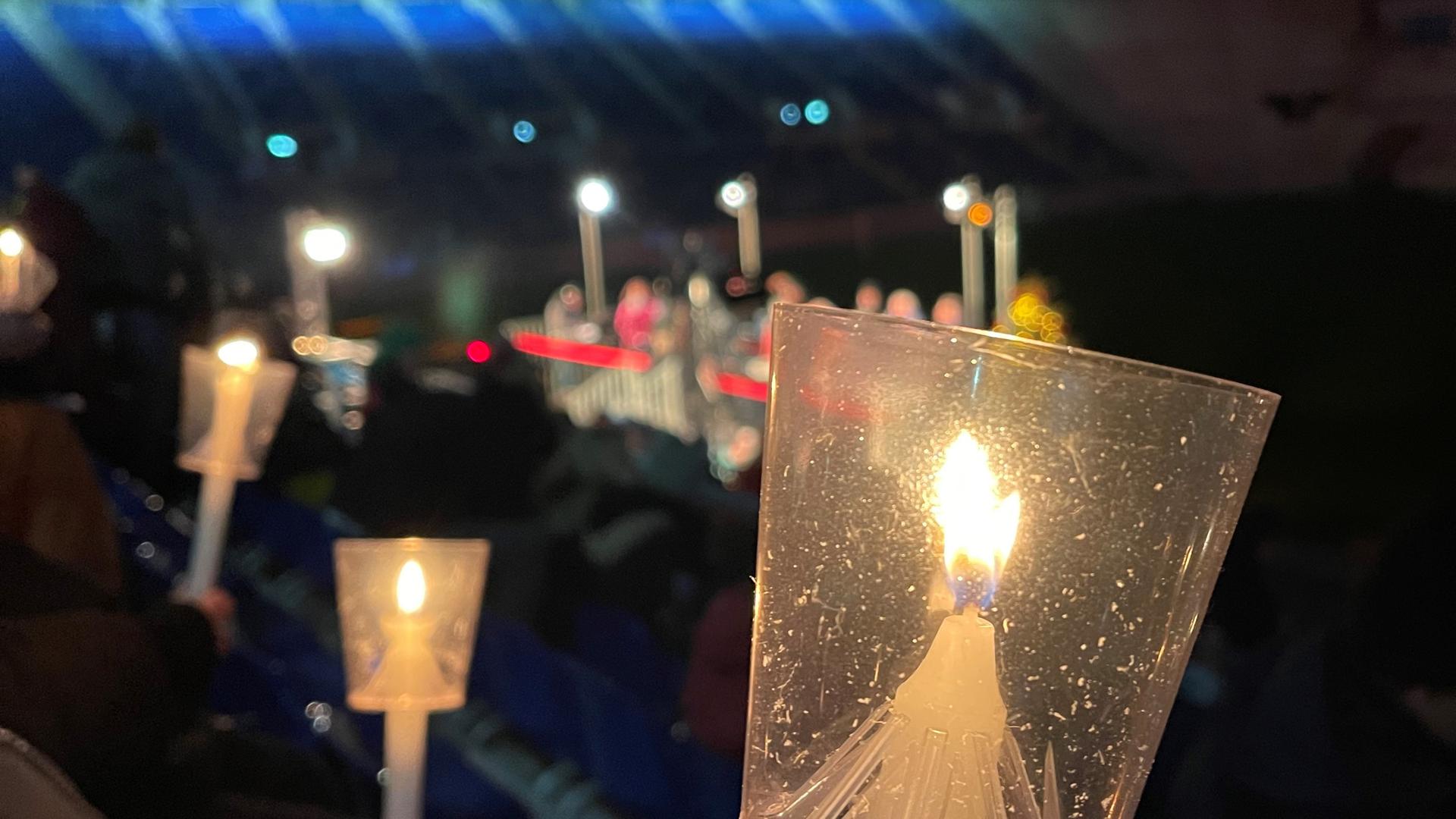 Ein Meer aus Kerzen füllt am Ende das Wildparkstadion.