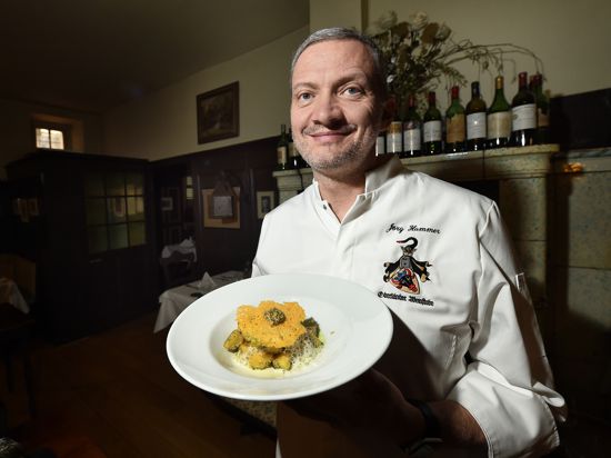 28.11.2022 Jörg Hammer Inhaber des Restaurants Oberländer Weinstube kocht Topinambur Gnocchi mit Haselnusspesto und Comte Käse. 