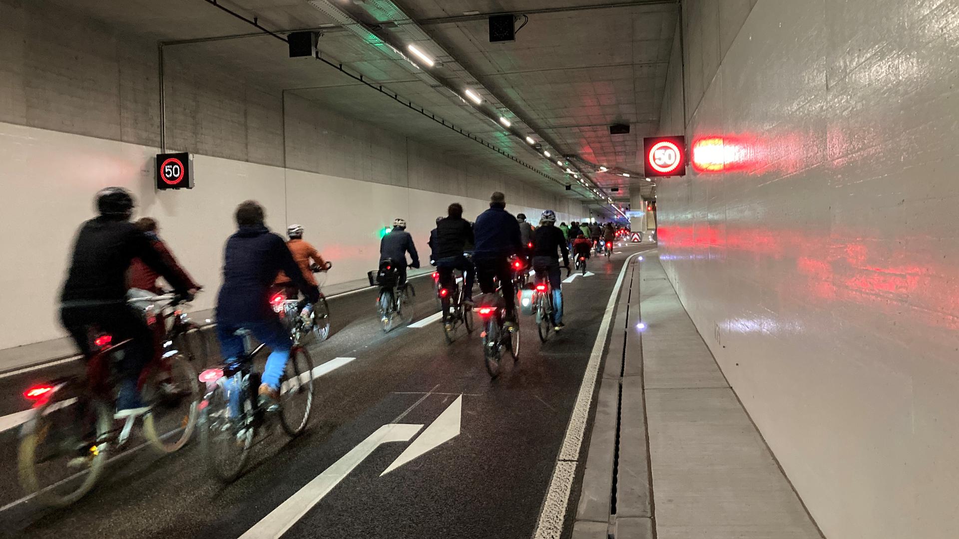 28.10.2022: Dank Polizeieskorte haben die Radfahrer bei der Critical-Mass-Ausfahrt im neuen Autotunnel unter der Kriegsstraße freie Fahrt.