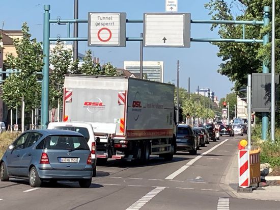 Zu erheblichen Verkehrsbehinderungen kommt es in der Karlsruher Innenstadt. Der Karoline-Luise-Tunnel ist gesperrt.