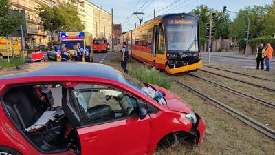 Bei dem Unfall am Samstagabend in Karlsruhe erfasste eine Straßenbahn einen Pkw und schleifte diesen mehrere Meter weit mit. Zwei Menschen wurden verletzt.