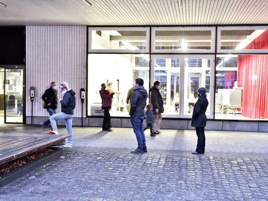 Menschen warten bei der OB-Wahl in Karlsruhe vor dem Wahllokal Goethe-Gymnasium.