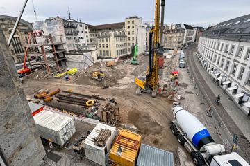 Das Bild zeigt die P&C-Baustelle mit Kränen, Baggern und Erdbohrer. Rechts davon verläuft der Karlsruher Zirkel.