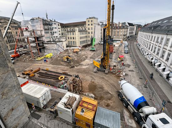 Das Bild zeigt die P&C-Baustelle mit Kränen, Baggern und Erdbohrer. Rechts davon verläuft der Karlsruher Zirkel.