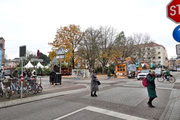 Straßenkreuzung mit Fußgängern