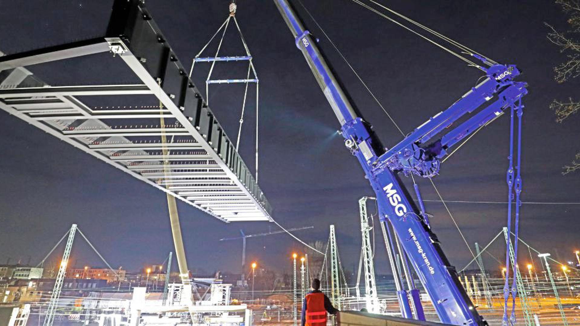 Präzisionsarbeit bei Technik und Zeitmanagement ist beim Bau der neuen Wasserwerkbrücke permanent gefragt. Mitte März 2019 schwebt ein Teil des Stegs an seinen Platz.