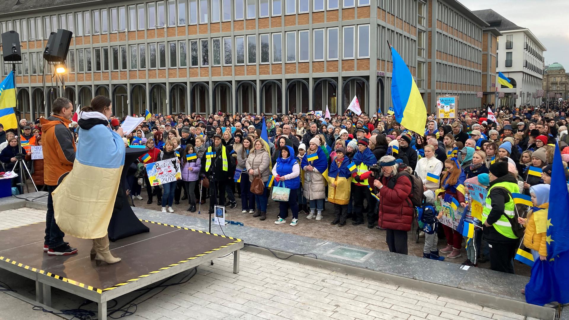 Menschen bei der Ukraine-Demo auf dem Karlsruher Schlossvorplatz