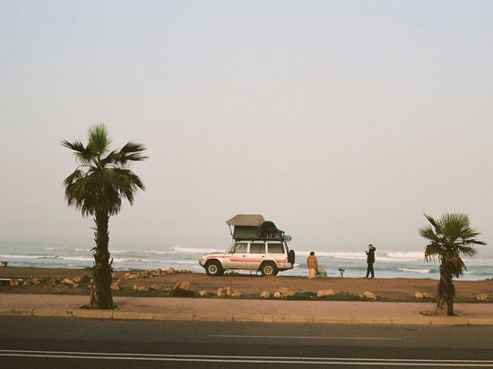 Marie Pfisterer und Patrizia Bruno schlagen ihr Dachzelt am Meer in Casablanca in Marokko auf.