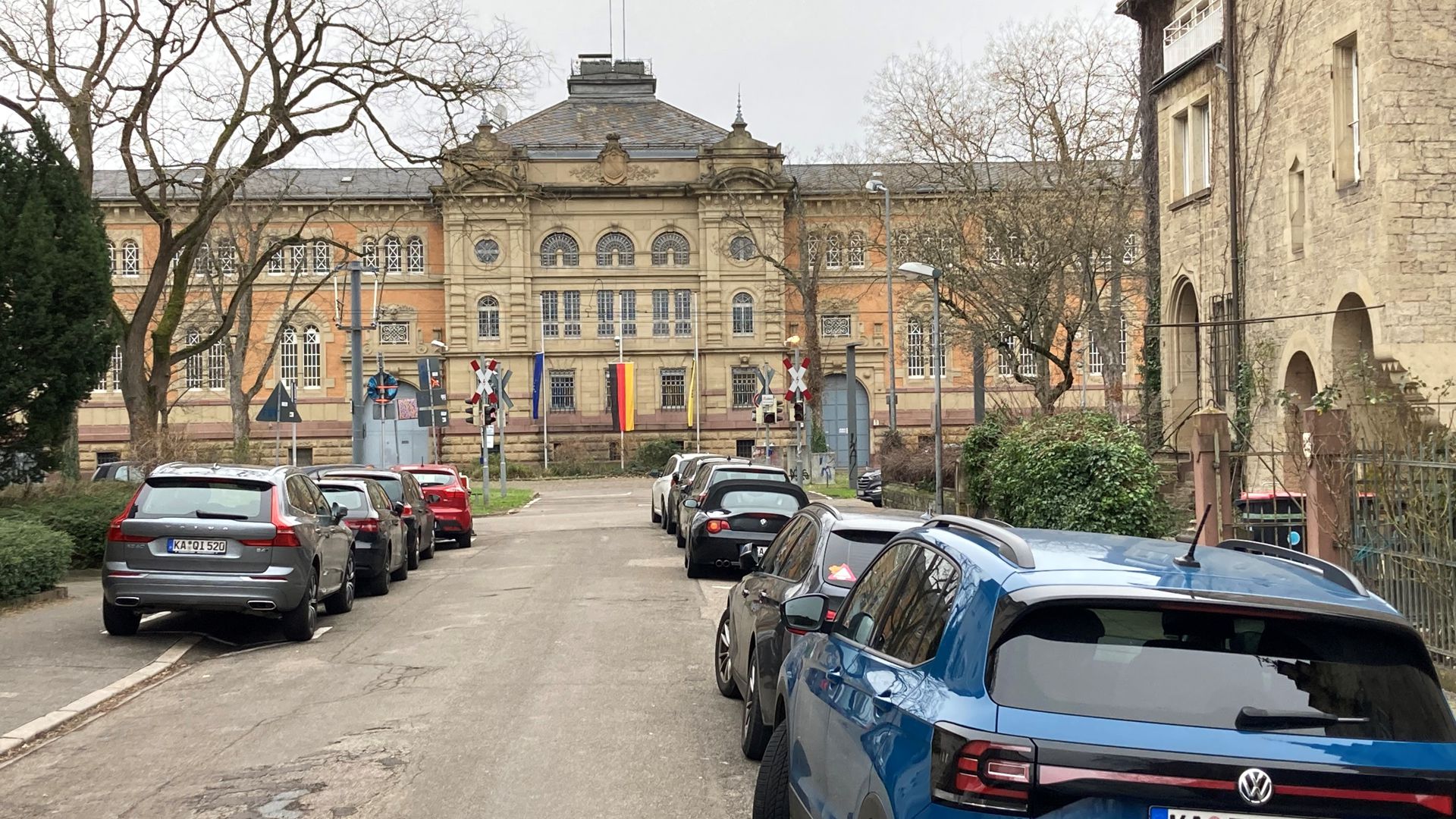 Straftat hinter Gittern: Im Gefängnis in der Karlsruher Riefstahlstraße hat ein 31 Jahre alten Gewalttäter Mitgefangene und Justizbeamte attackiert. Das Landgericht verurteilte den Mann jetzt zu einer empfindlichen Haftstrafe.
