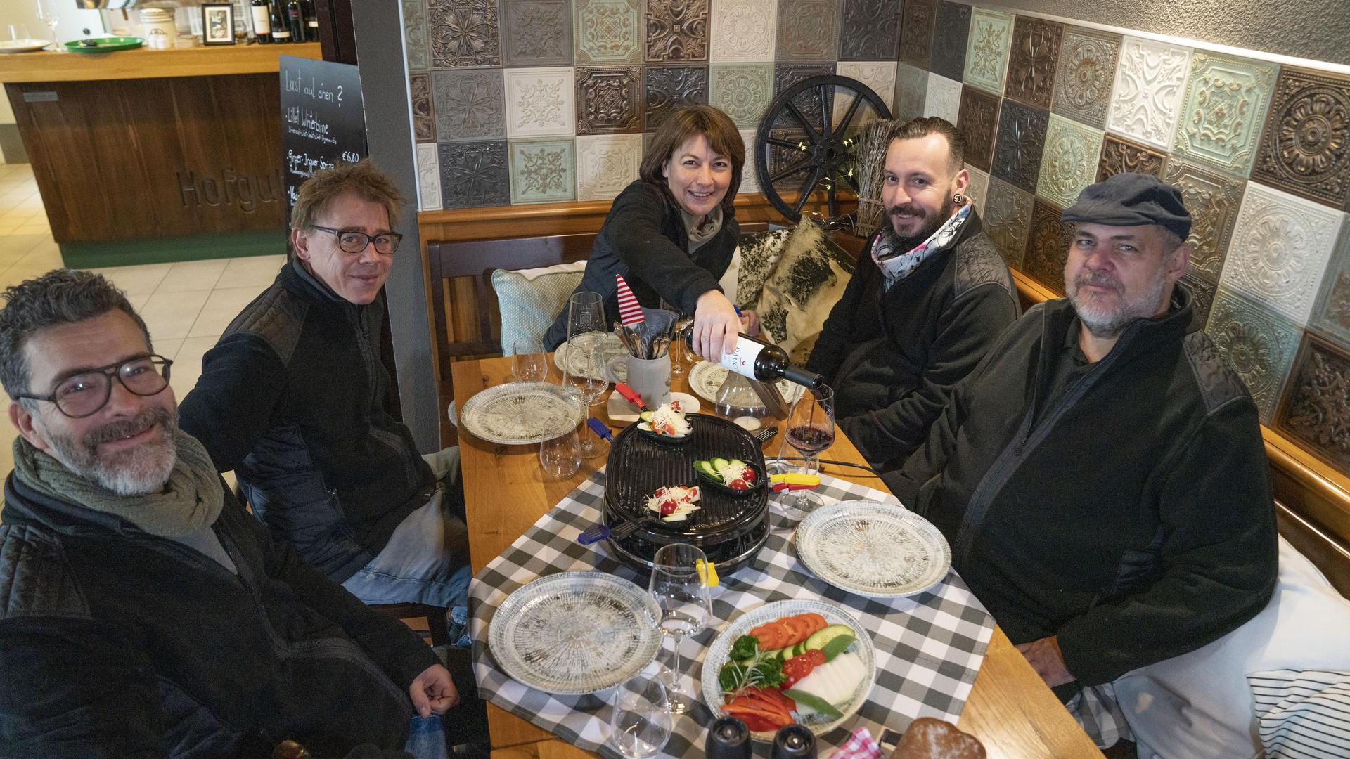Tanja Finck, Alexander Finck und die Mitarbeiter des „Gasthaus Maxau“ sitzen an einem Tisch