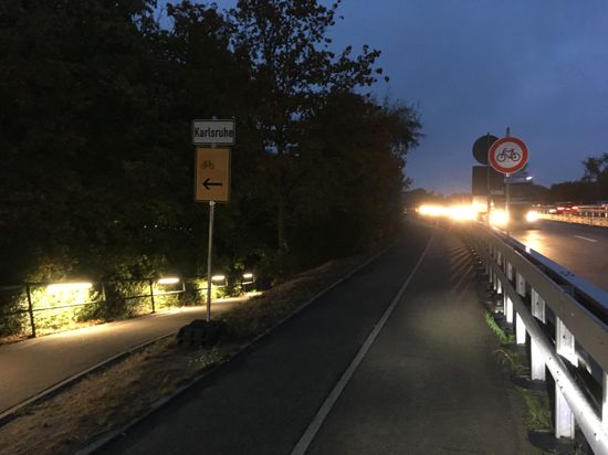 Sperrung auf der Strecke für Radfahrer und Fußgänger an der Rheinbrücke zwischen Wörth und Knielingen. Privat fotografiert von Vielradler und Berufspendler Uwe Seyfart