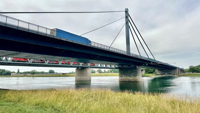 Die Rheinbrücke bei Maxau ein Tag nach der Havarie