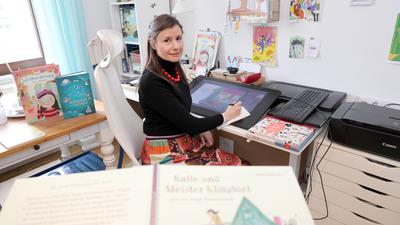 Kinderbuchautorin Anna Marshall an ihrem Zeichentisch in Karlsruhe-Mühlburg.