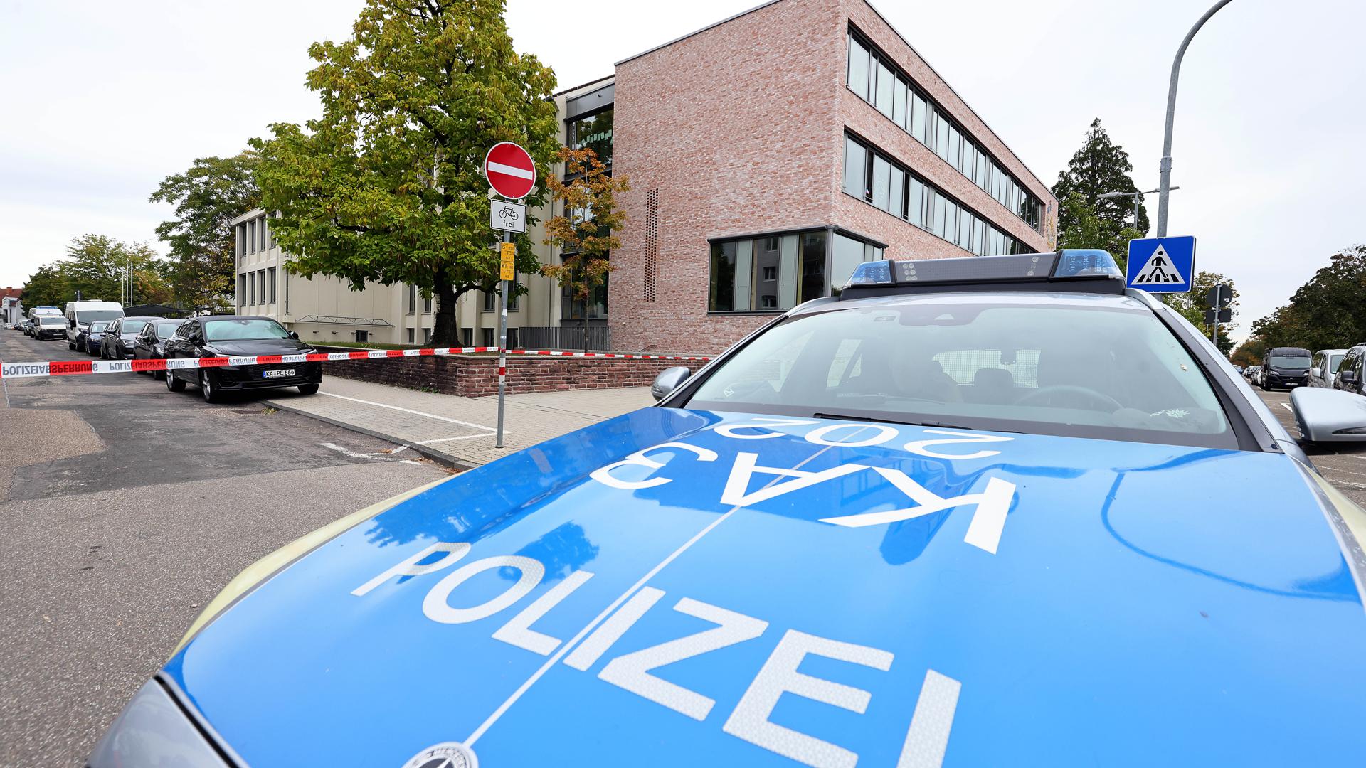 Die Polizei hat den Bereich rund um die Draisschule in Mühlburg abgesperrt, während die Gebäude und das Gelände nach dem Eingang einer Drohmail durchsucht werden.