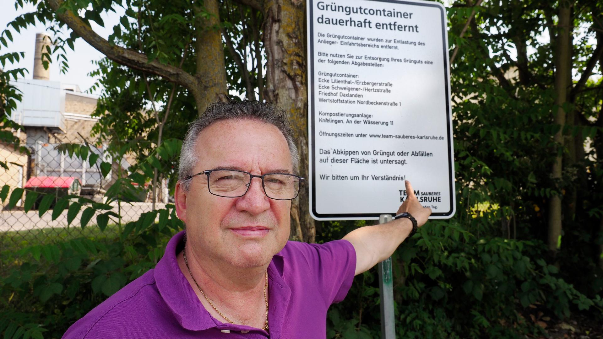 Massimo Ferrini mit dem Schild wo einst die Gruencontainer in Karlsruhe - Muehlburg standen