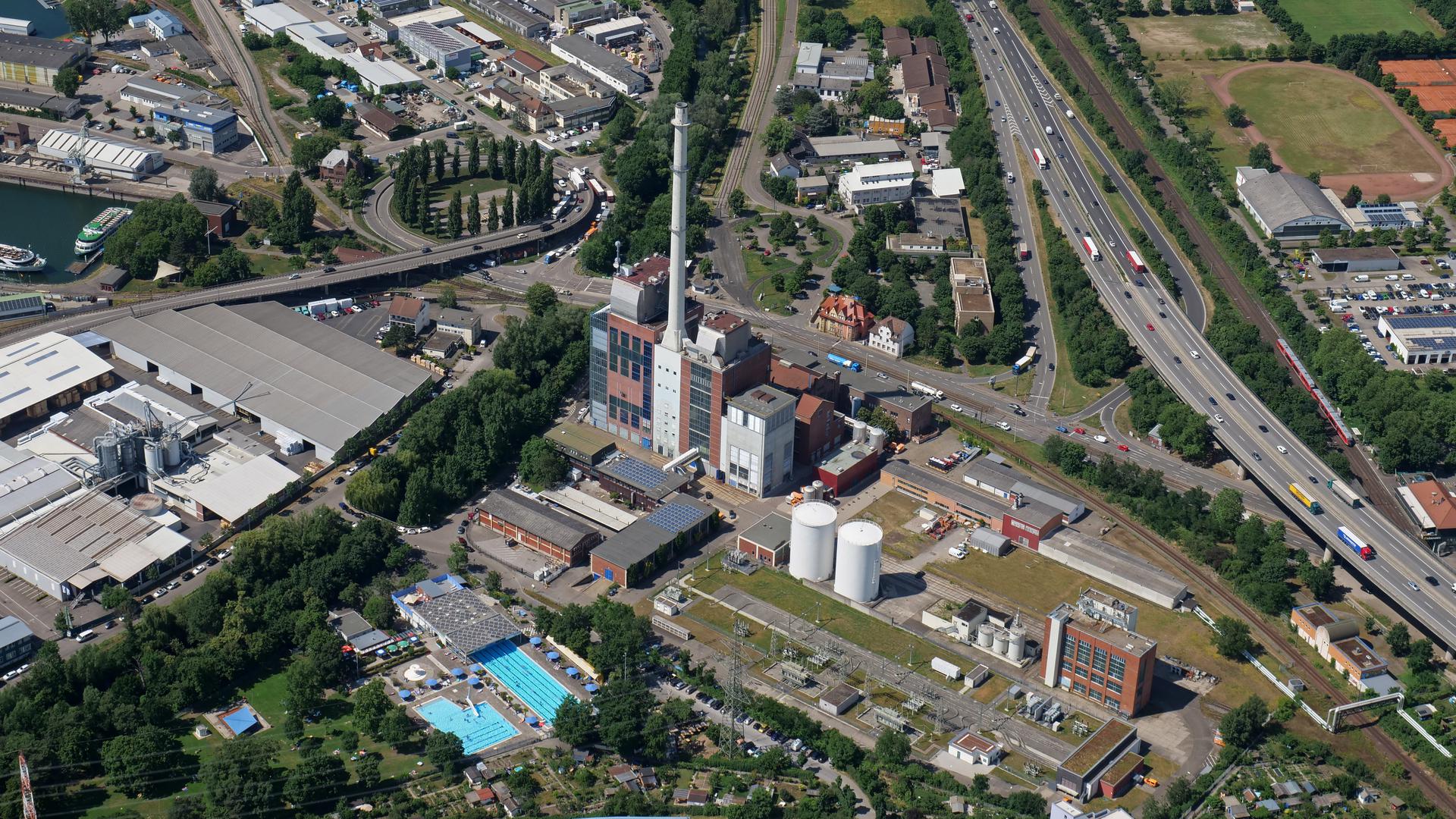 Luftbild vom 10. Juni 2022: Karlsruhe Heizkraftwerk-West und Sonnenbad